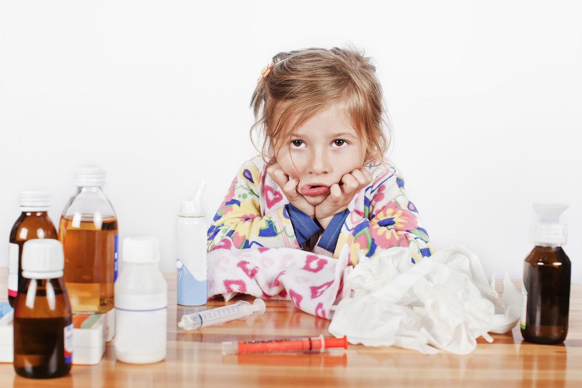 Орви у ребенка 7 лет. Простуда у ребенка. Ребенок болеет. ОРВИ У детей. Больной гриппом ребенок.